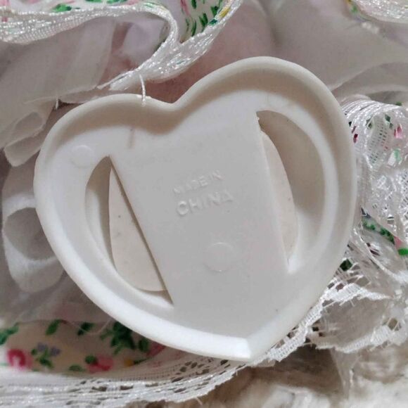 Collectable doll w stand - Picture 7 of 11